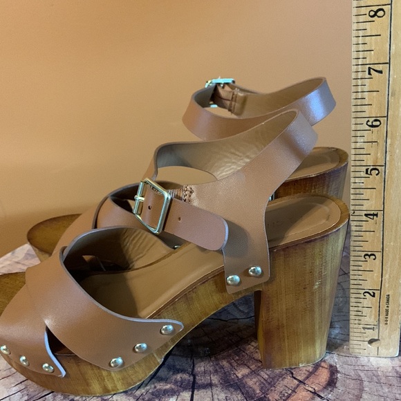 Chunky Leather Heeled Sandal - Picture 4 of 10